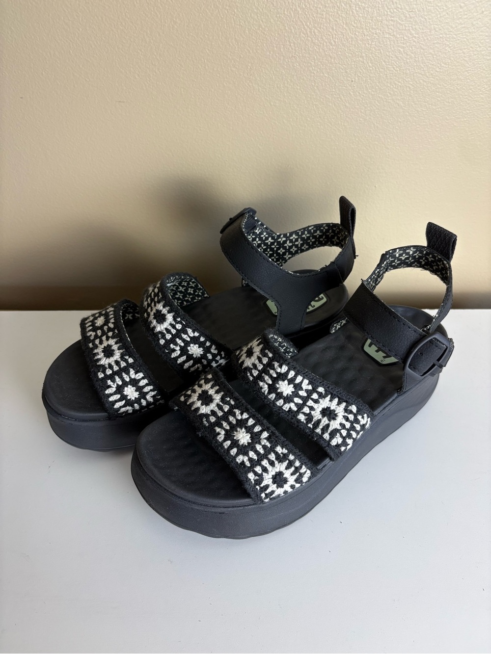 Hey Dude Delray Buckle Cottage Crochet Sandals Black Size 7